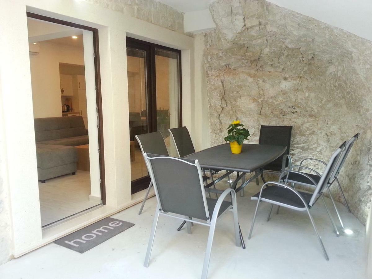 Apartment Rika Omiš Exterior foto